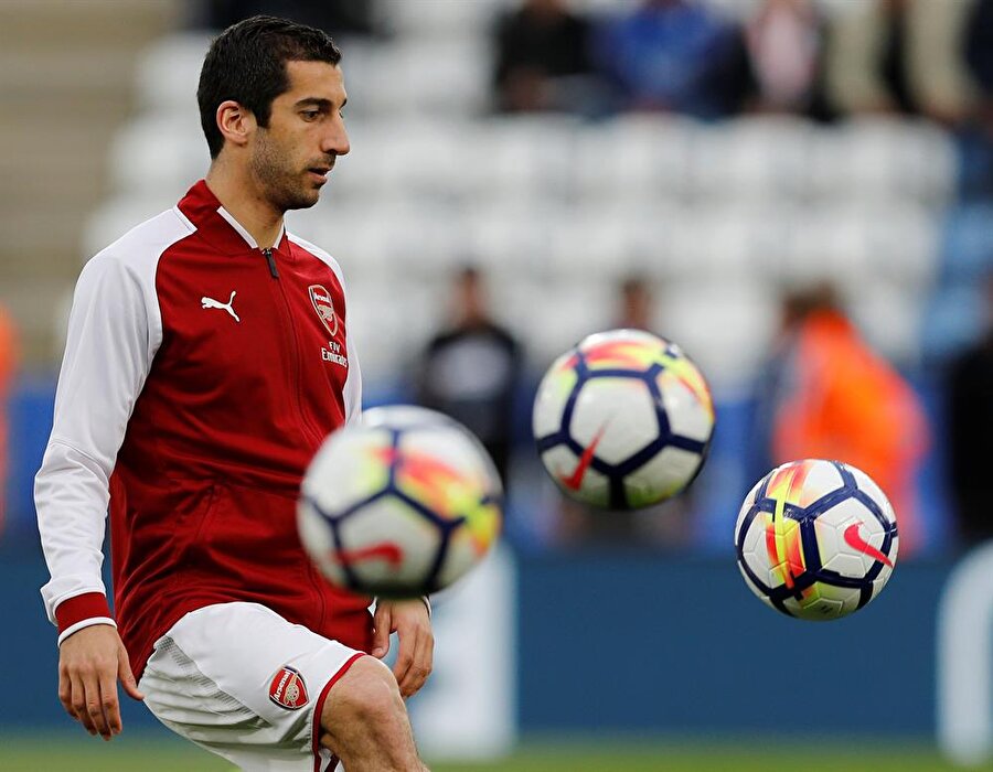 Henrikh Mkhitaryan, King Power Stadyumu'nda oynanan Leicester City maçından önce ısınıyor.