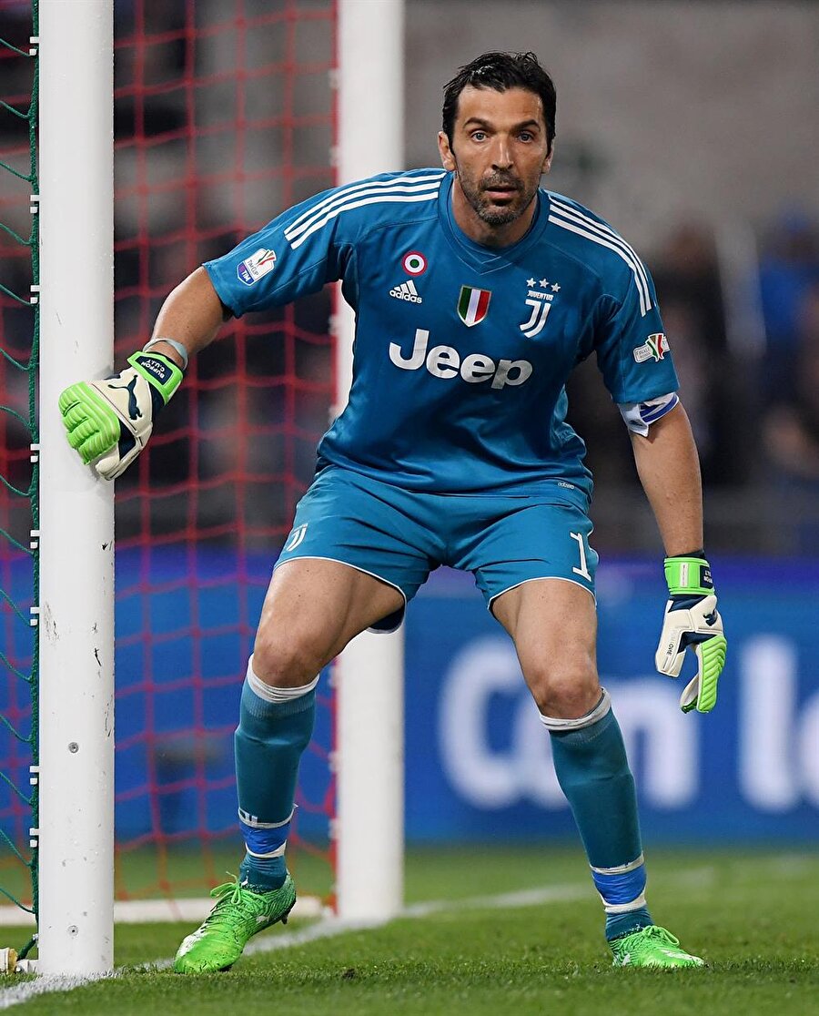 Buffon, Juventus kariyerinde çıktığı 655 maçın 310'unda gol yemedi.