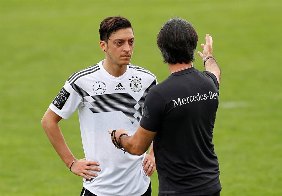 Mesut Özil'in omzundan sakatlık yaşadığı ve 4 gündür takımla birlikte antrenmanlara çıkmadığı bildirildi.