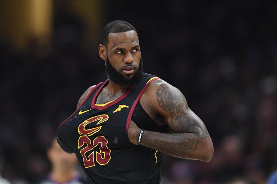 Golden State Warriors ile şampiyonluk mücadelesi veren Cleveland Cavaliers'ta, LeBron James'in kırık elle mücadele ettiği ortaya çıktı.