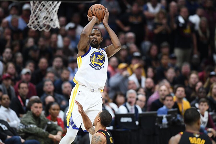 Golden State Warriors, yıldız oyuncusu Durant'in 43 sayı, 13 ribaunt, 7 asist ürettiği maçta, Cleveland Cavaliers'ı deplasmanda 110-102 yenerek NBA final serisinde 3-0 öne geçti.