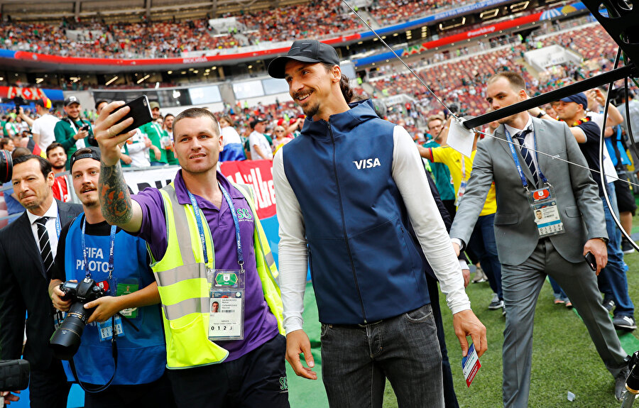 Zlatan Ibrahimovic, Luzhniki Stadyumu'nu ziyaret ettiği esnada fotoğraf çekilmek isteyen hayranını kırmıyor.