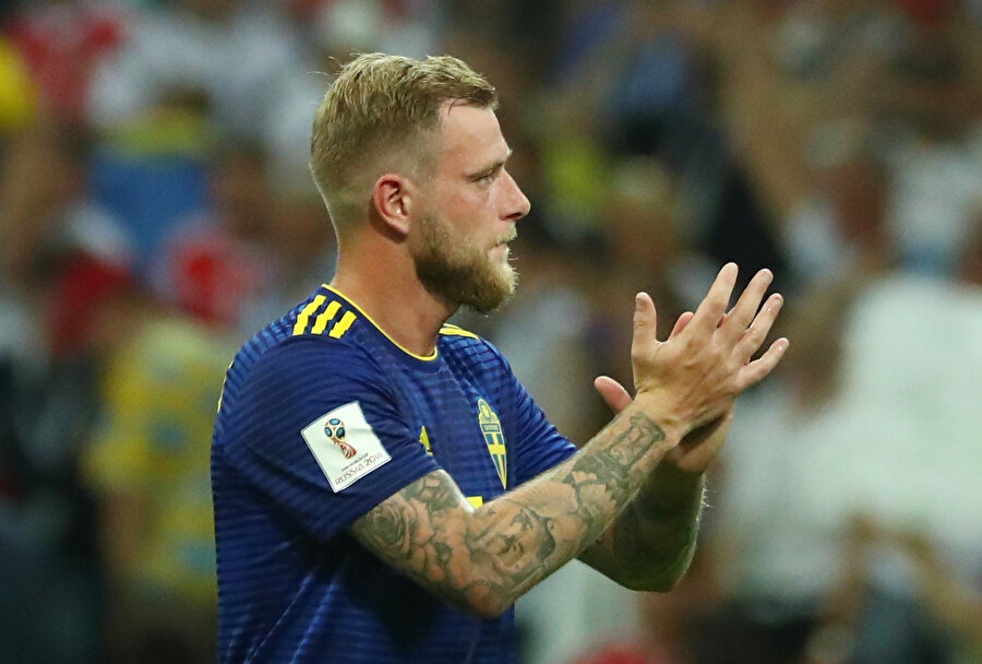 John Guidetti milli maçta oyundan çıkarken kendisini alkışlayan taraftarlara aynı şekilde karşılık veriyor.
