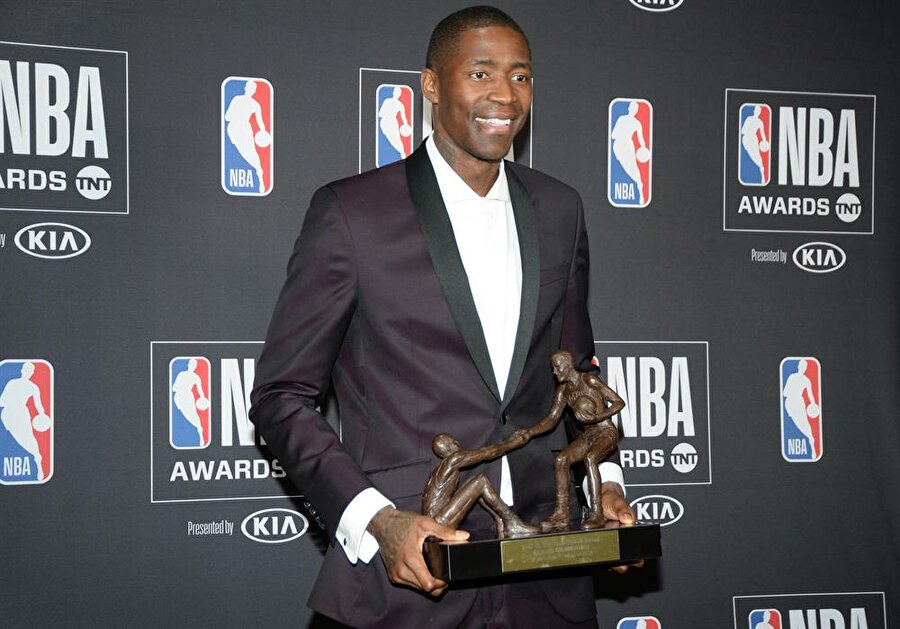 Tecrübeli oyuncu Jamal Crawford ödülünü alırken.