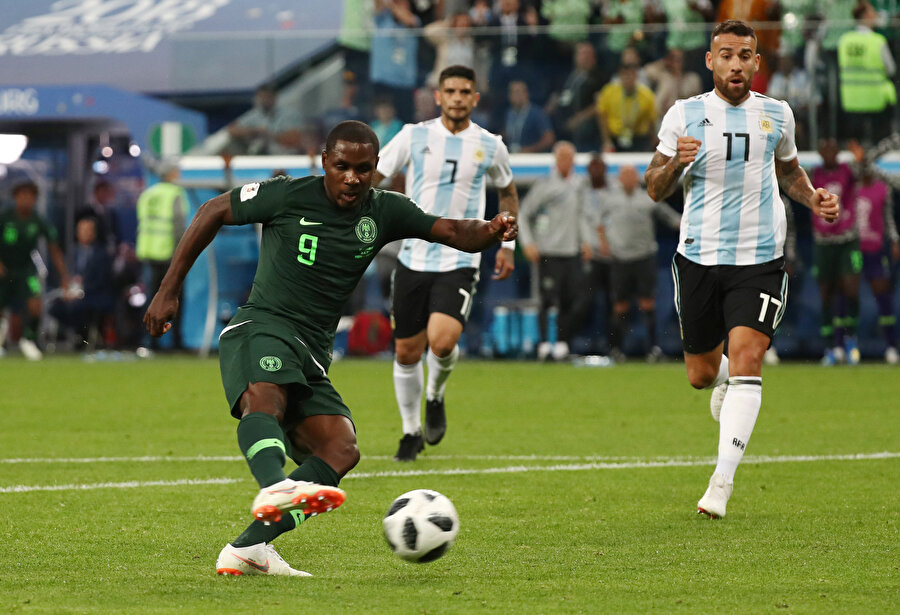 Odion Ighalo, 2018 Dünya Kupası'nda Arjantin'e karşı oynadıkları maçta şutunu çekerken.