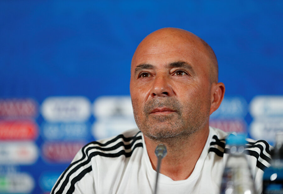 Sampaoli, Kazan Arena'da düzenlenen basın toplantısında açıklamalarda bulunuyor.