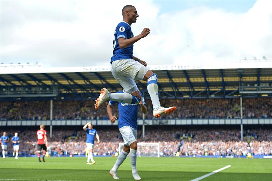 Richarlison, kaleyi bulan 3 şutu gol oldu.
