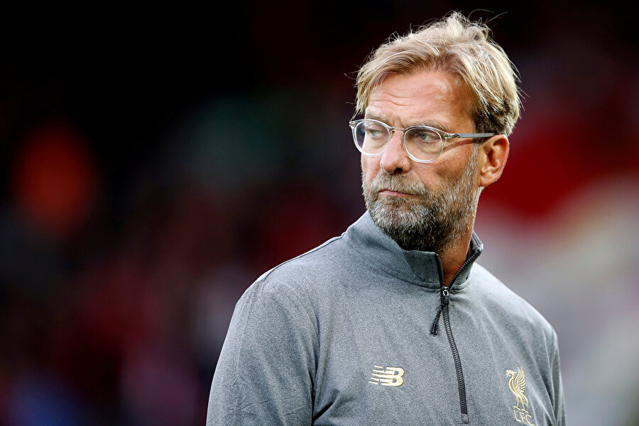 Jurgen Klopp, maç öncesi düşünceli bir şekilde bakarken...
