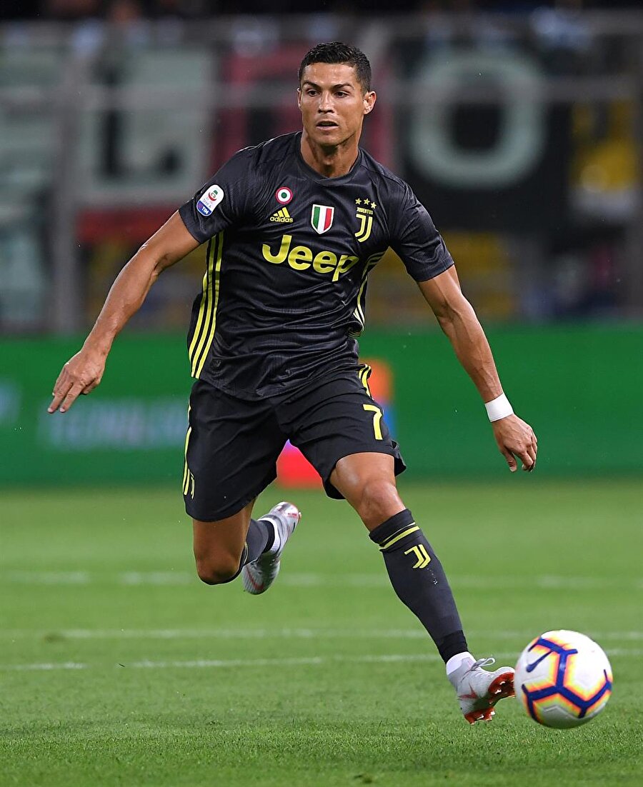 Cristiano Ronaldo, Real Madrid'den Juventus'a 117 milyon avro karşılığında transfer oldu.