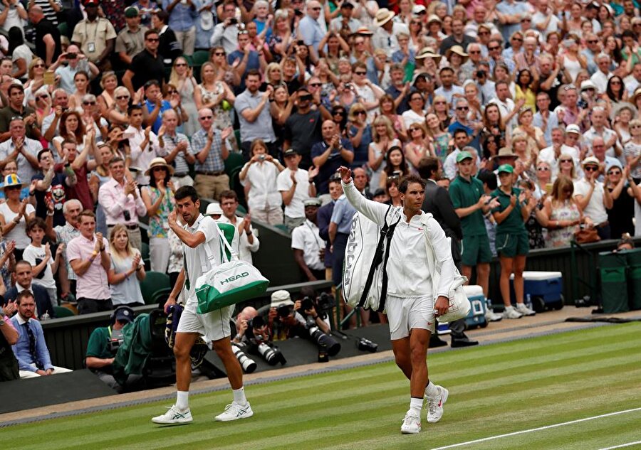 Wimbledon Tenis Turnuvasında karşı karşıya gelen iki efsane raket; Djokovic ve Nadal.
