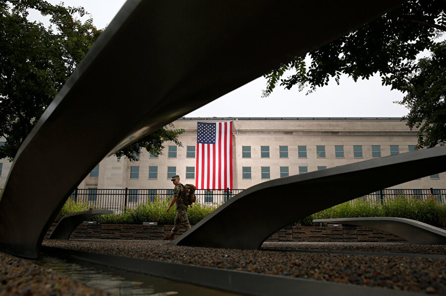 Pentagon'da yürüyen bir asker.