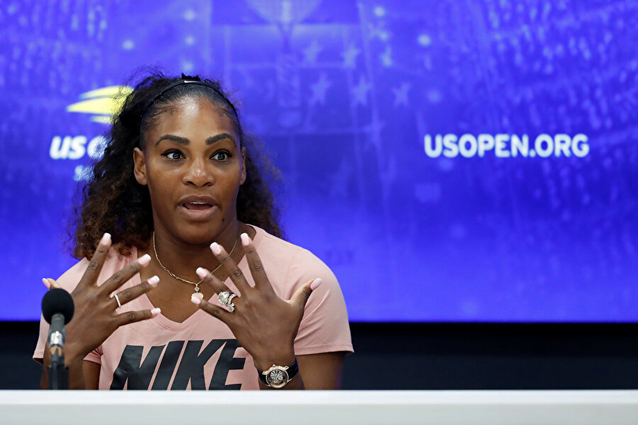 Serena Williams karşılaşma sonrası basın toplantısında konuşurken...