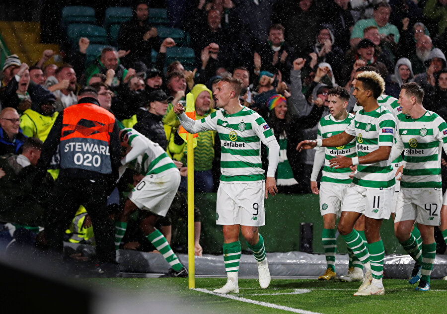 Griffiths, gol sevincini taraftarlar ile paylaşıyor.