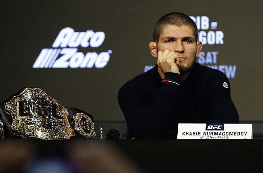Habib Nurmagomedov, basın mensuplarının sorularını sakin bir şekilde dinliyor...