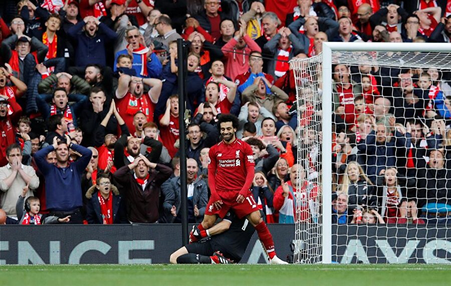 Mohamed Salah gol sevincini taraftarının hemen önünde yaşadı.