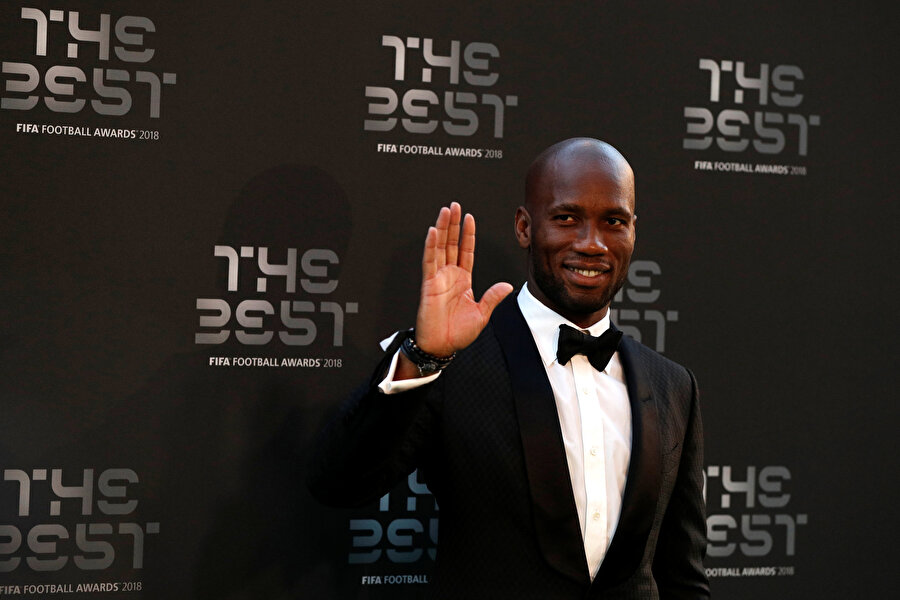 Didier Drogba, FIFA'nın yılın en iyilerini açıkladığı ödül töreninde kırmızı halıda gazetecileri selamlıyor.