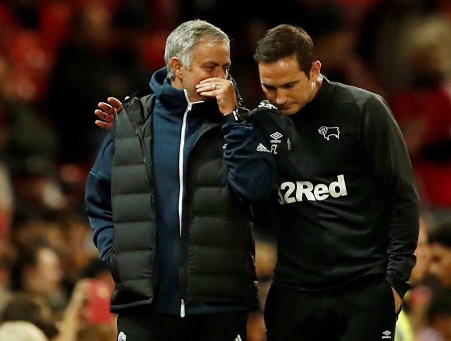 Jose Mourinho, eski öğrencisi Lampard ile sohbet ediyor.
