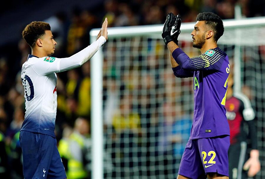 Dele Alli sevincini takım arkadaşı Gazzaniga ile paylaşırken.