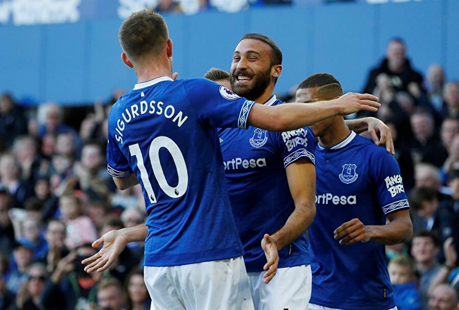 Cenk Tosun, Liverpool'a attığı golün sevincini takım arkadaşlarıyla yaşıyor.