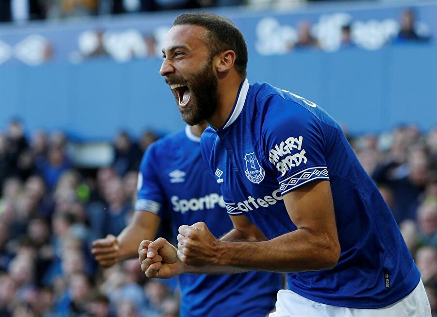 Goodison Park'ta Fulham'ı ağırlayan Everton'da Cenk Tosun, bu sezonki ilk golünü kutluyor.