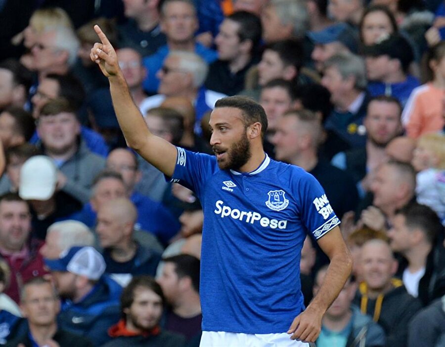 Cenk Tosun, Fulham karşılaşmasında bu sezon kaydettiği ilk golü kutluyor...