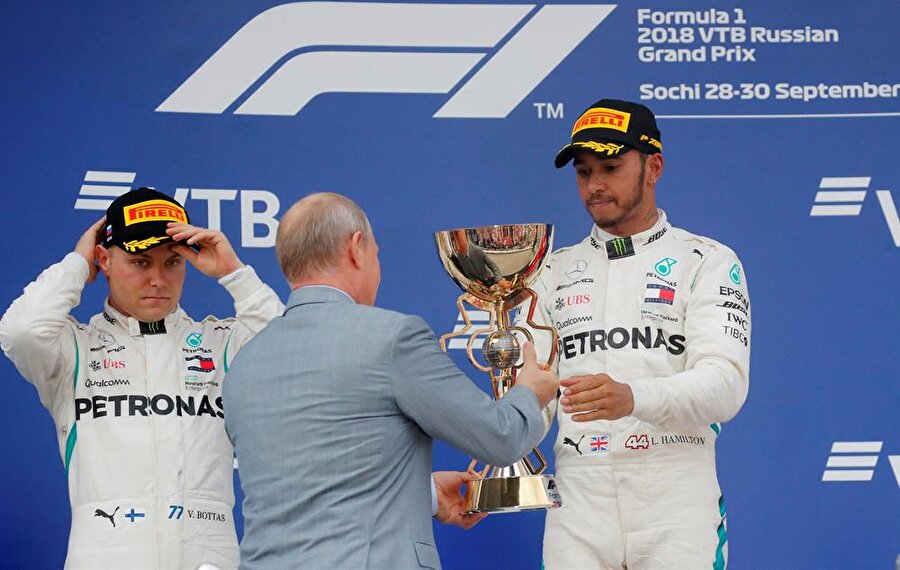 Lewis Hamilton kupasını Rusya Devlet Başkanı Vladimir Putin'den aldı.
