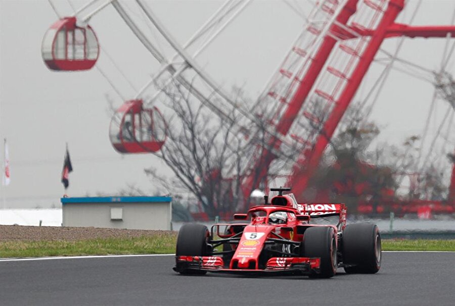 Sebastian Vettel, Lewis Hamilton'ı takibini sürdürüyor.