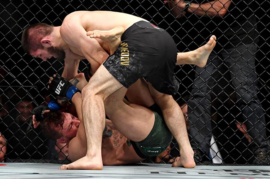 Khabib Nurmagomedov, McGregor'u perişan etti.