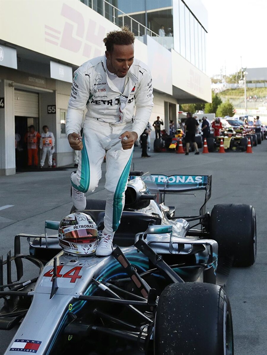 Lewis Hamilton, kazandığı bir yarış sonrası aracından inerken.
