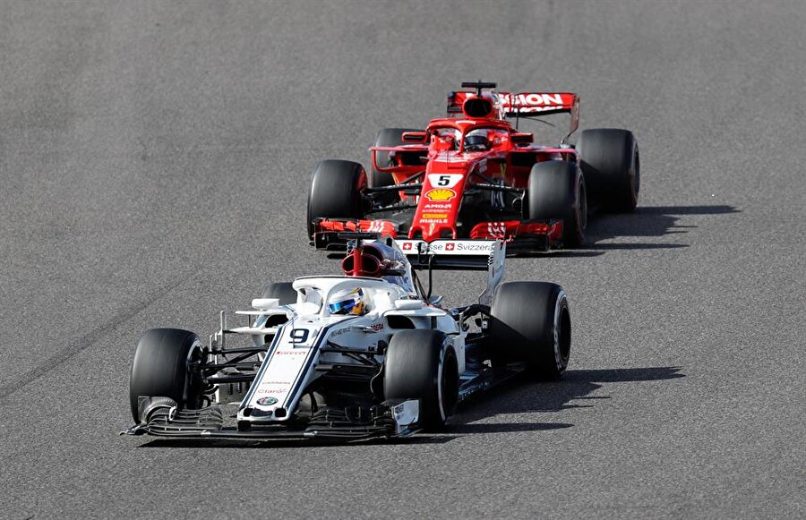 Japonya Grand Prix'sinde Ericsson ile Vettel kıyasıya yarışıyor.