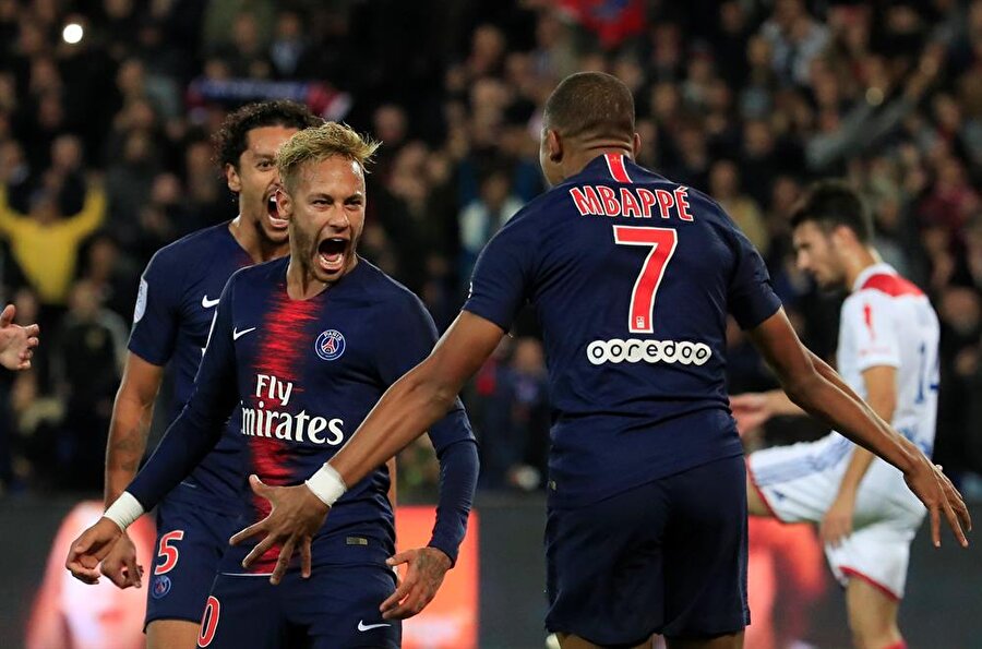 Neymar, Lyon karşısında kaydettiği golün sevincini Kylian Mbappe ile yaşıyor...