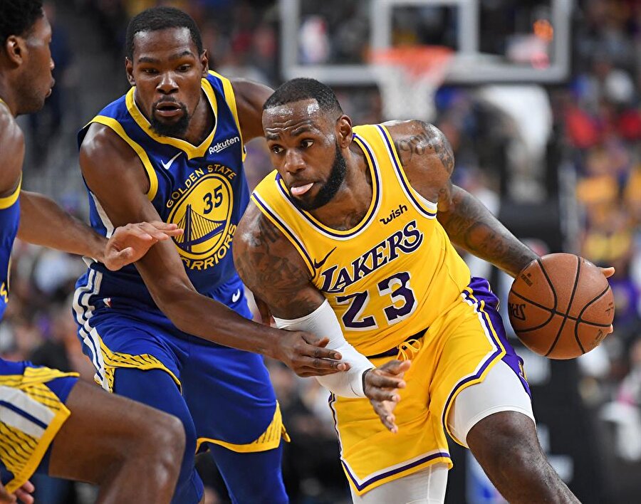 NBA'in iki yıldız ismi Kevin Durant ve LeBron James mücadele ediyor...