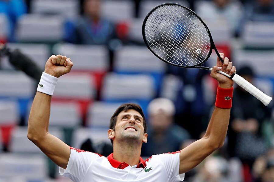 Djokovic, galibiyet sonrası sevinç yaşarken.