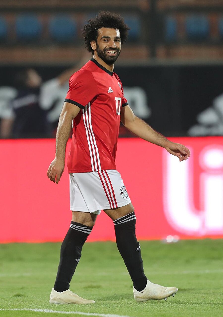 Salah, milli maçta sahada gülümserken.