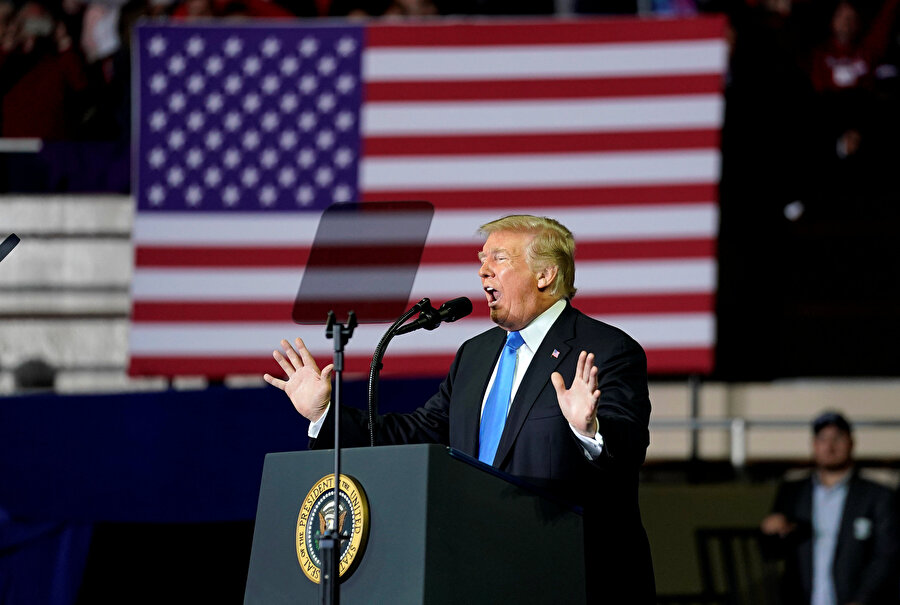 Donald Trump, vatandaşlara seslenirken görünüyor.