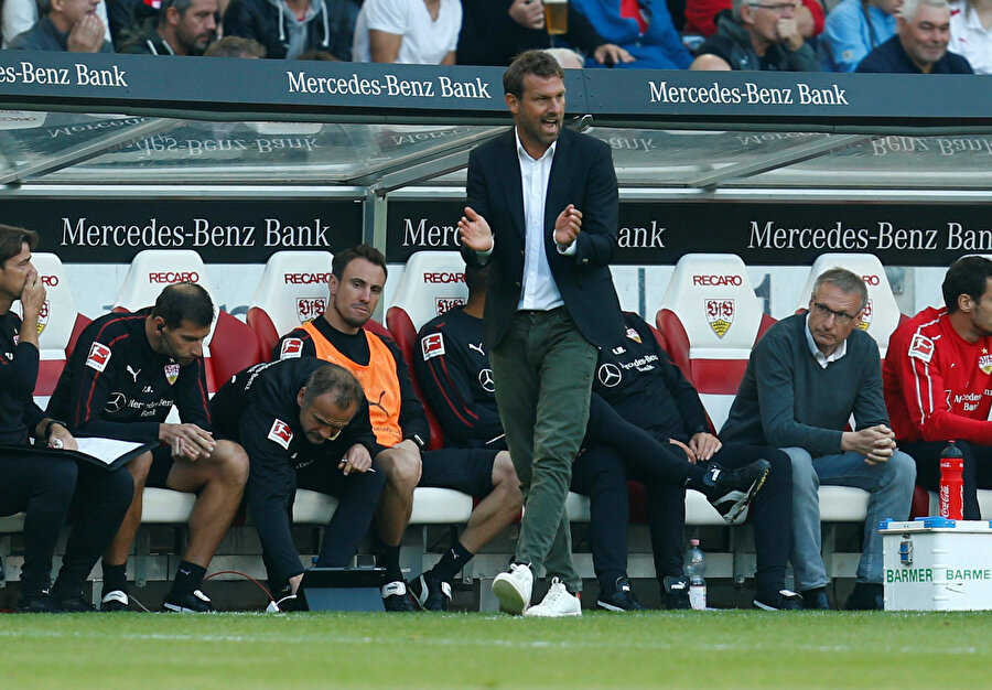 Markus Weinzierl oyuncularına direktifler veriyor.