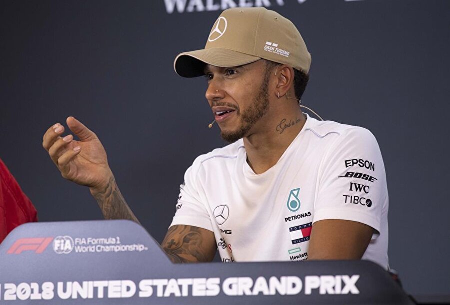 Lewis Hamilton, basın toplantısında konuşma yaparken.