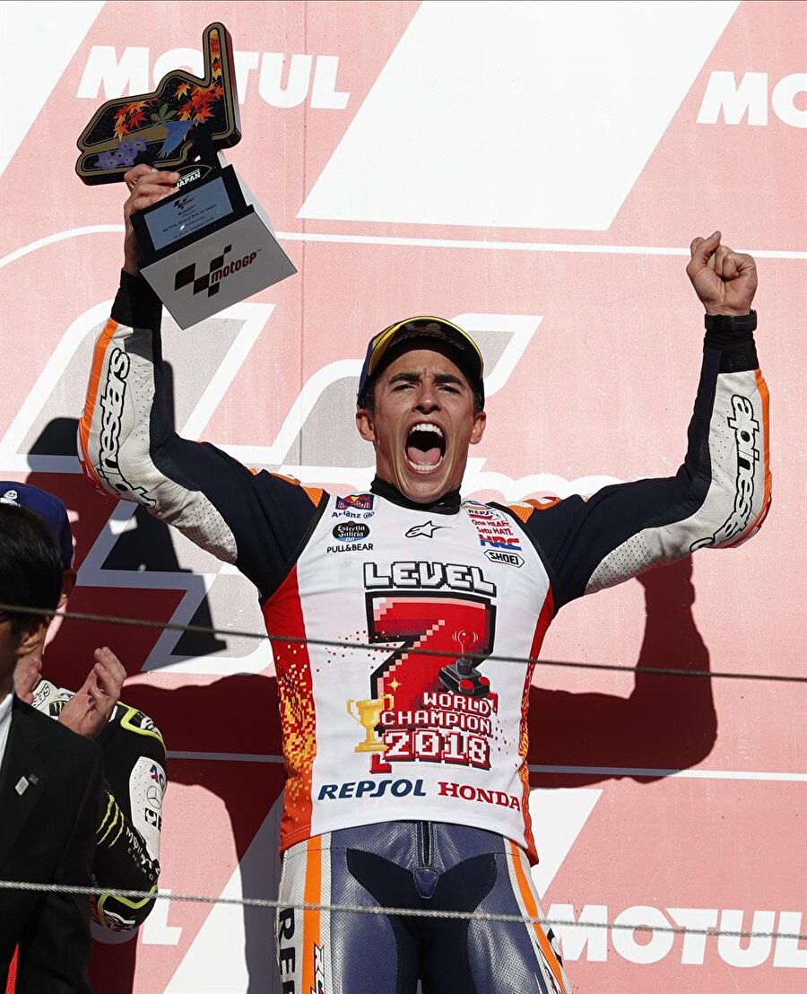 Marc Marquez, şampiyonluk sonrası sevincini paylaşırken.