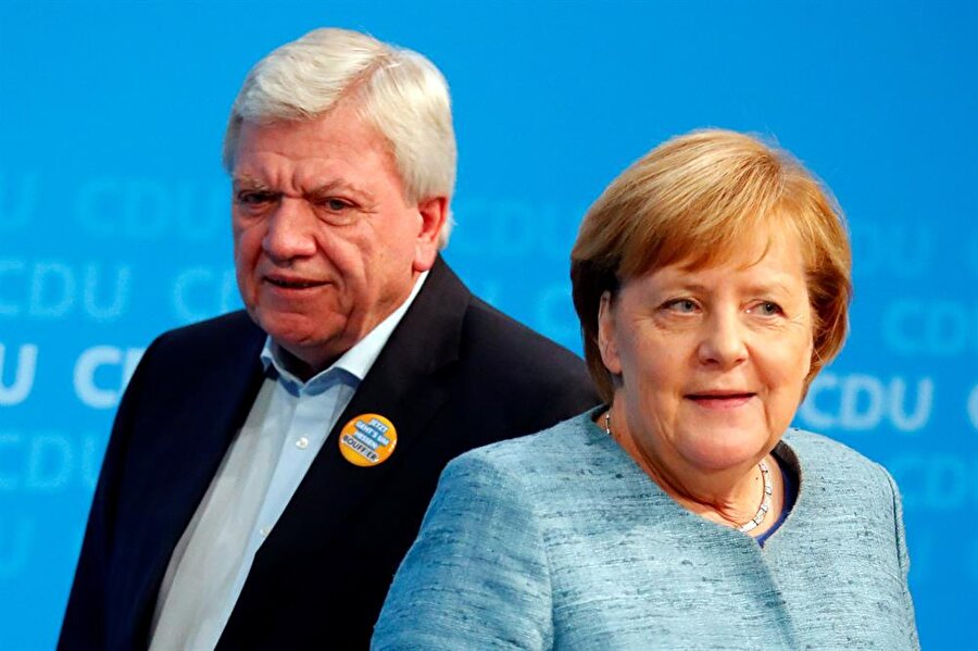 Almanya Başbakanı Merkel ve Hessen Eyalet Başbakanı Bouffier, Berlin'deki CDU genel merkezinde buluştu.