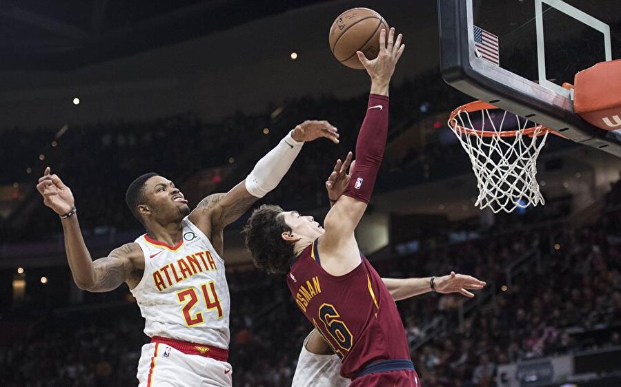 Cedi Osman, savunmaya rağmen turnike atmaya çalışırken.