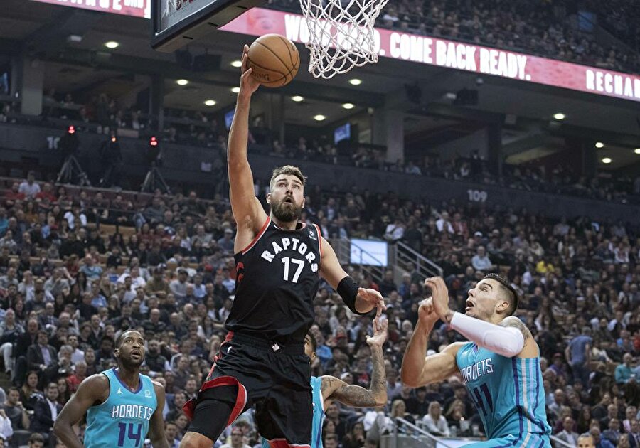 Jonas Valanciunas turnike atarken.