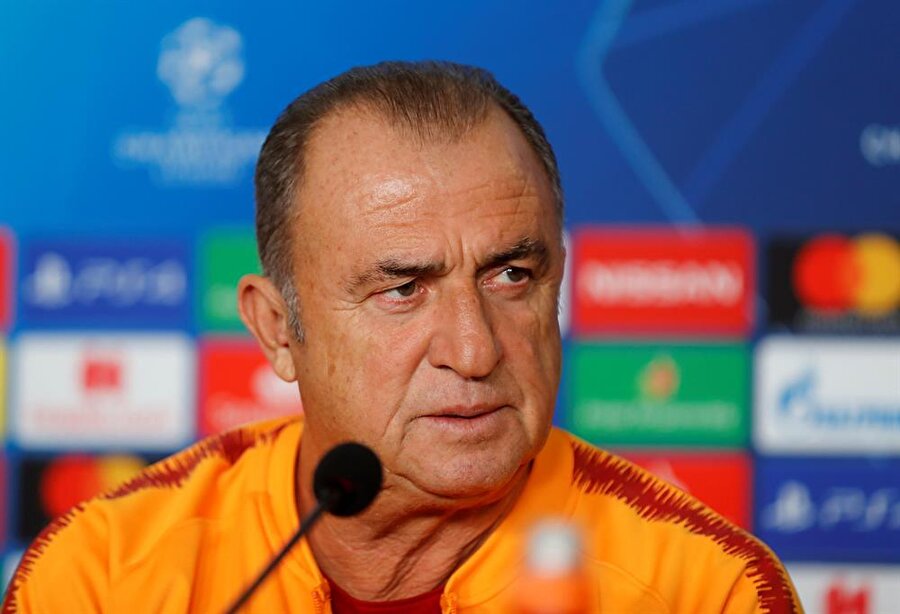 Fatih Terim basın toplantısında basın mensuplarının sorularını yanıtlıyor.