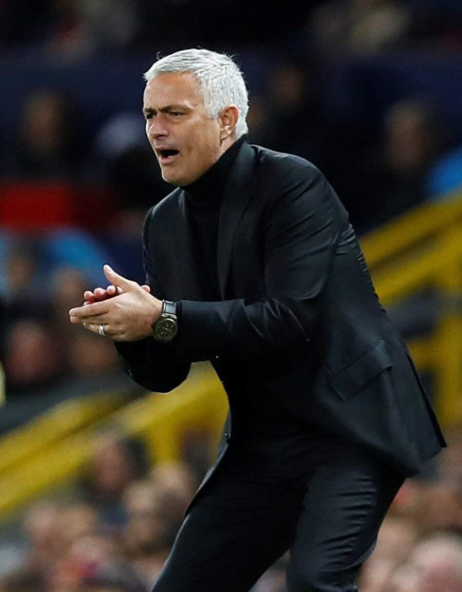 Jose Mourinho takımını motive etmeye çalışırken.
