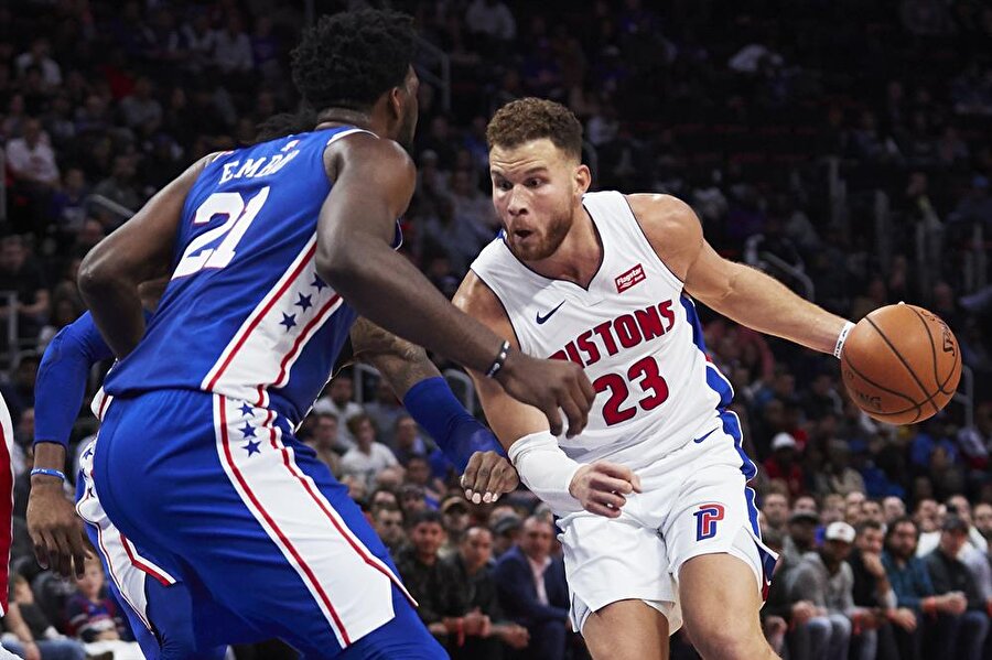 Blake Griffin rakibini geçmeye çalışırken.