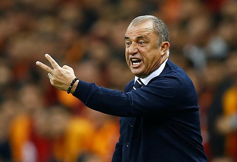 Fatih Terim, karşılaşma boyunca saha kenarından oyuncularını sık sık uyardı.