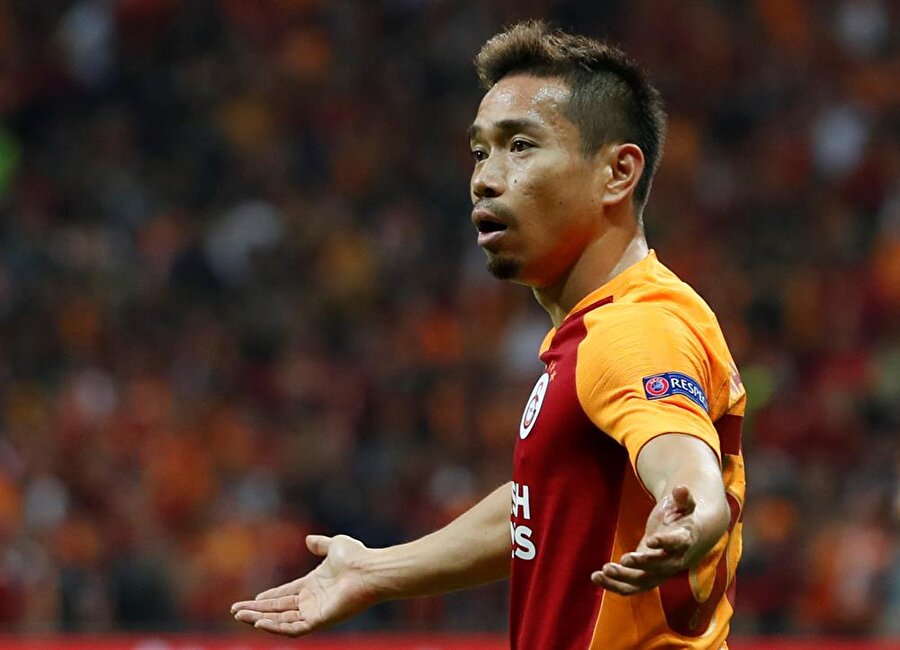 Yuto Nagatomo, Schalke 04 maçında hakemin verdiği kararı beğenmeyerek sitem ediyor.