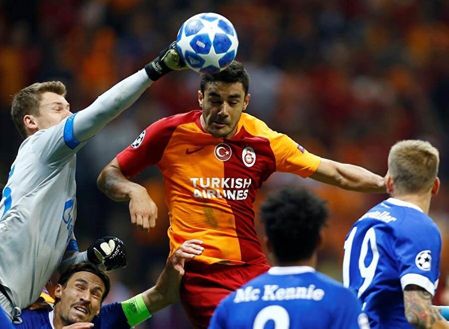 Ozan Kabak atak yönüne göre sol kanattan gelişen Galatasaray atağında gol arıyor.