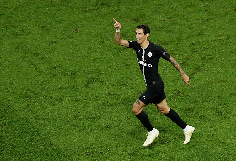 Angel di Maria, Şampiyonlar Ligi'nde Napoli ağlarına gönderdiği golü tribünleri işaret ederek kutluyor.