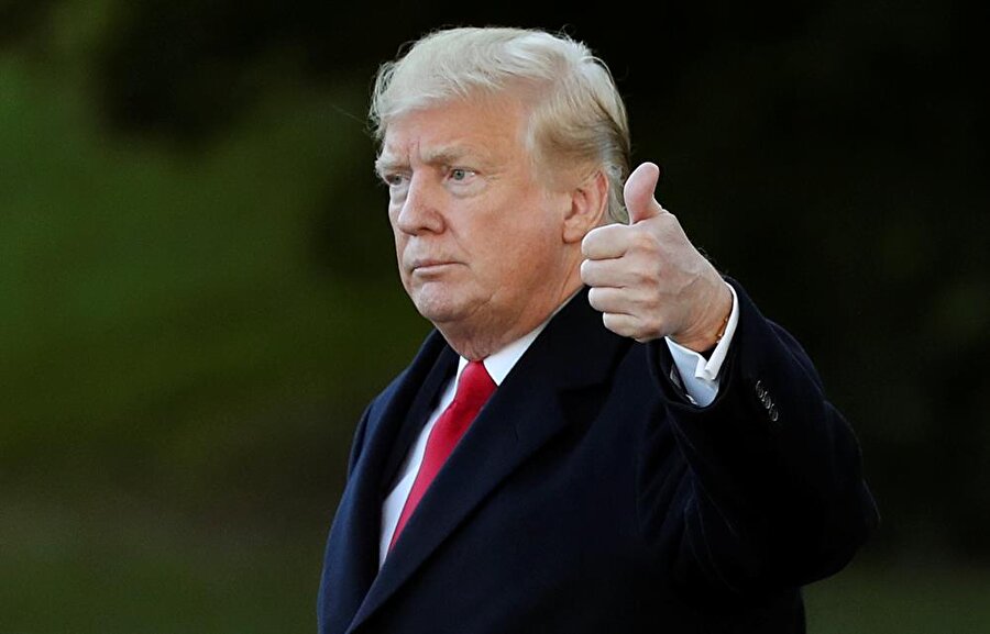 ABD Başkanı Donald Trump Beyaz Saray'dan ayrılırken gazetecilere poz verdi.