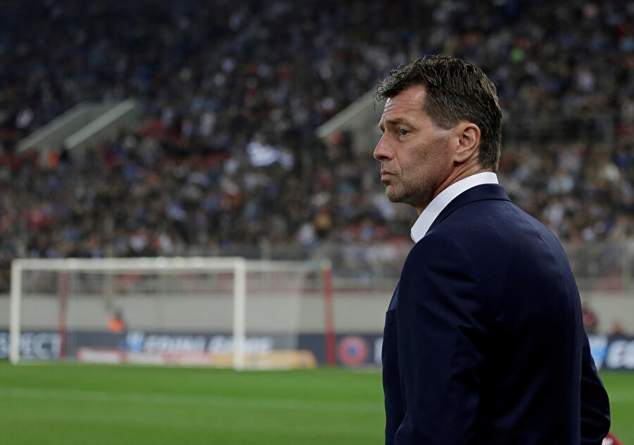 Michael Skibbe kenardan öğrencilerini izliyor.
